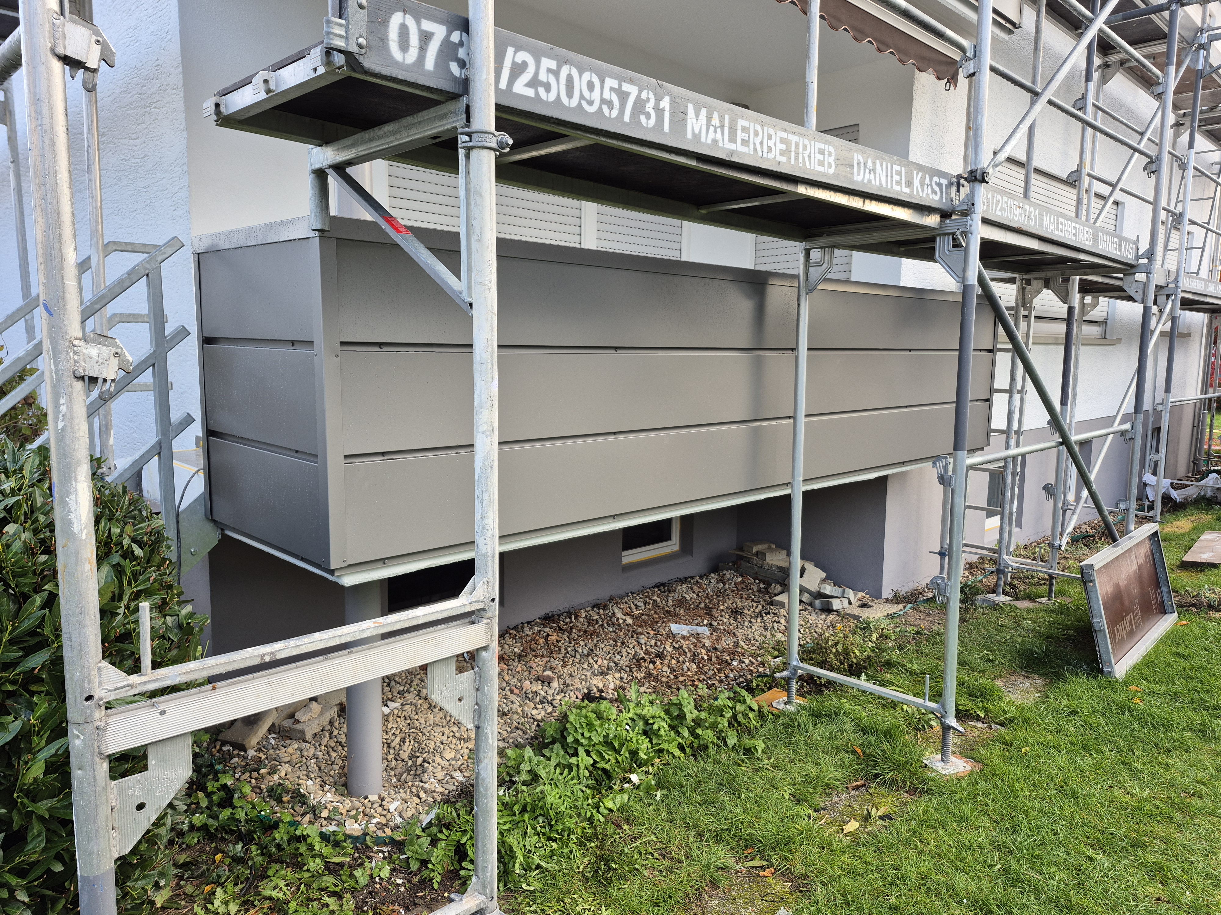 Moderne Metallfassade in dunklem Zink